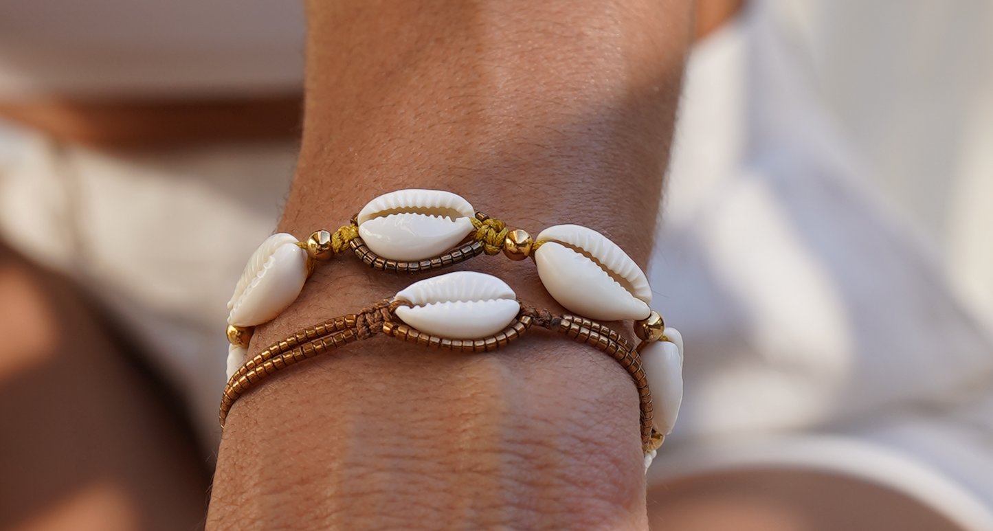 MIYUKI BEADED COWRIE SHELL BRACELET